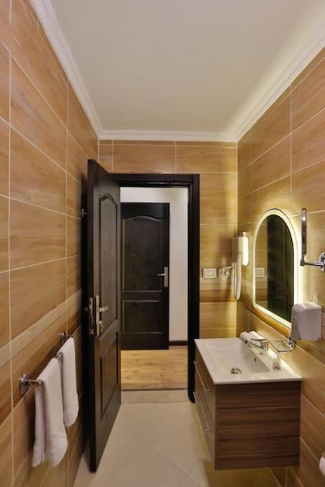 Parkside Boutique 3 Bbr Serviced Apartment - Ocean Blue - Near Airport Il Il Cairo Esterno foto